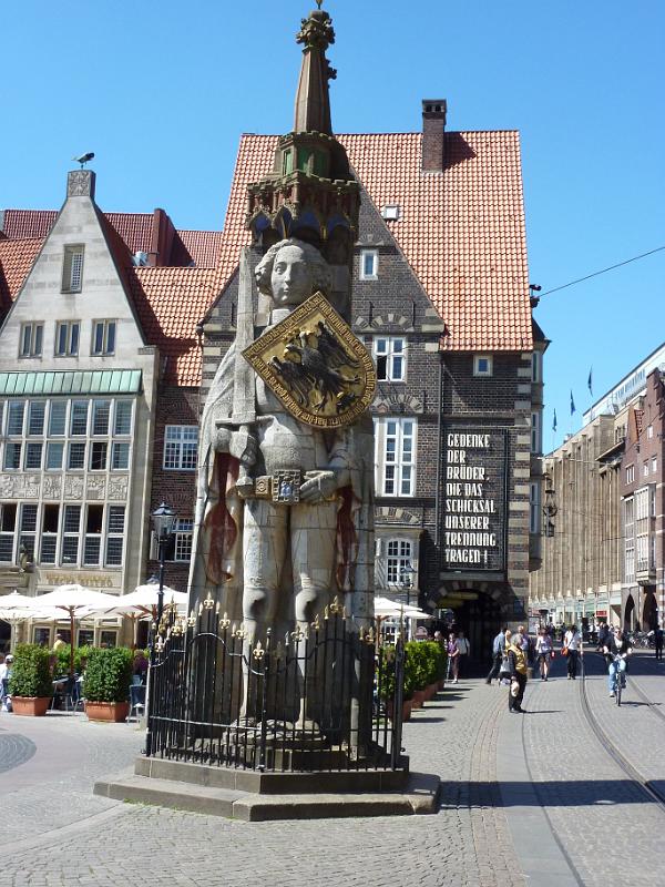 P1000125.JPG - 16-6 Het Rolandstandbeeld van BremenHet beeld uit 1404 symboliseert de stedelijke vrijheid. Het Roland-beeld werd samen met het Stadhuis van Bremen in 2004, precies 600 jaar na de plaatsing op de markt, op de Werelderfgoedlijst van de UNESCO geplaatst. (Wikipedia)