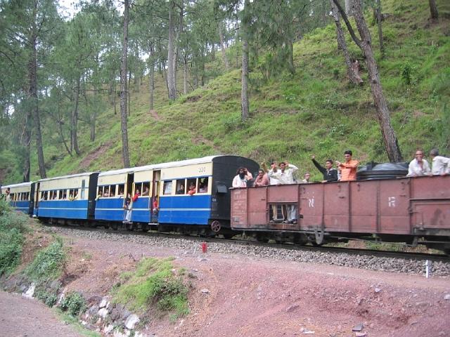 IMG_0121.jpg - 16-06-2006

Trein naar Shimla, dit was niet de trein waarmee we na een zeer korte nachtrust van New Delhi naar Chandigarh reden. Van Chandigarh naar Shimla werden we vervoerd met auto's, af en toe hield ik mijn hart vast want de tegenliggers scheerden soms rakelings langs ons op die smalle, bochtige weg naar boven.
