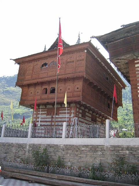 IMG_0143.JPG - 20-06-2006 Sarahan
Bimkali tempel. Een Hindoeïstische tempel, met Boeddhistische invloeden qua bouwstijl. 