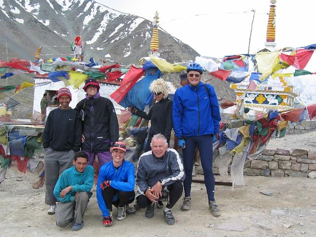 IMG_0217.JPG - 27-06-2006 boven op de 4.554 meter hoge Kunzum La.

De overgebleven vijf fietsers van de groep. Staand: Wolt, Ine en ik. Zittend: Loes en Phil.