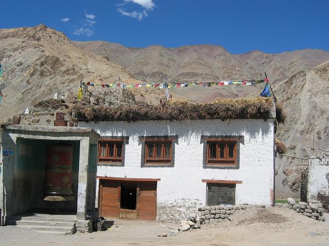 IMG_0298.JPG - 02-07-2006 Een Ladaksh huis met gebedsmolen