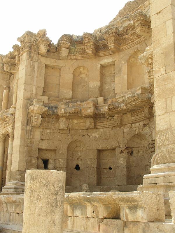 P9040014.JPG - 4 september 08 Het nymphaeum in Jerash in Jordanië is gebouwd in 191. De fontein was oorspronkelijk voorzien van marmer op het onderste niveau, geschilderd pleisterwerk daarboven en een koepeldak. Uit zeven beelden van een leeuwenhoofd stroomde water in een klein bassin op de stoep.Een nymphaeum is, in de Griekse en Romeinse oudheid, een monument gewijd aan de nimfen, in het bijzonder de bronnimfen. Deze monumenten waren oorspronkelijk kleine grotten, door tradities aangewezen als de woonplaats van de lokale nimfen. Soms werden ze zo ingericht dat ze voorzien konden worden van een waterbron. Vervolgens begonnen kunstmatige grotjes de plaats in te nemen van de natuurlijke.
