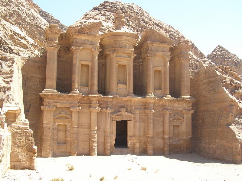 P9090078.JPG - 9 september 08  Het Klooster is het grootste monument van Petra. Het is gelegen op een berg ten noordwesten van het stadscentrum. Het diende als een tempel voor koning Obodas I.