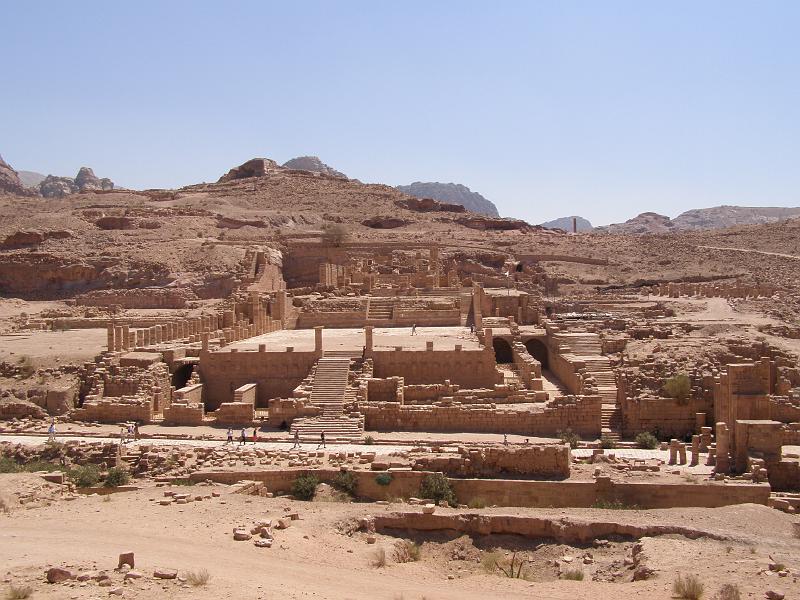 P9090084.JPG - 9 september 08 Petra was de (Romeinse) naam van de hoofdstad van de Nabateeërs en is gelegen in een kloof in de heuvels en is gedeeltelijk uit de rotsen uitgehakt.
